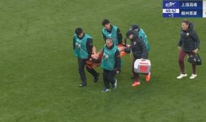 愿无大碍！王振澳因伤被担架抬出场外，球员痛苦掩面