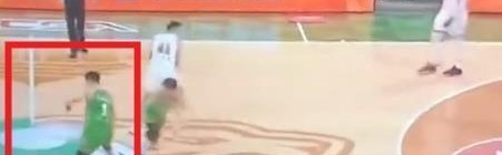 什么情况？辽粤大战争议画面曝光 徐杰被撞倒 技术台人员竟鼓掌